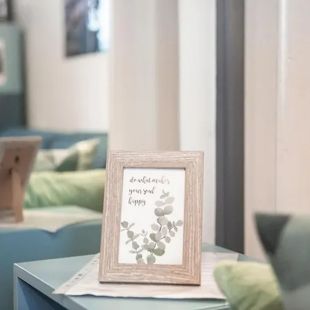 Stylish With Castle View & Free Parking Apartment *