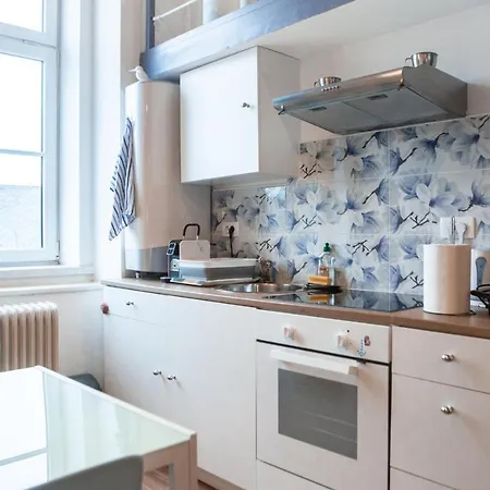 Stylish With Castle View & Free Parking Apartment *