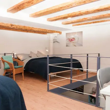 Stylish With Castle View & Free Parking Apartment